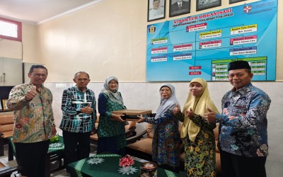 Alumni SMUHI Kembali Menginspirasi: Pak Hafidz dan Istri Serahkan Bantuan Laptop untuk Sekolah Tercinta